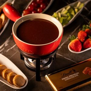 Must Restaurant celebra o inverno com fondue Lindt em edição limitada